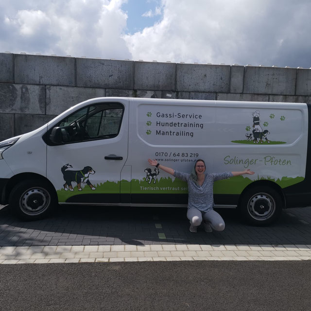 Auto mit Werbung von Solinger Pfoten